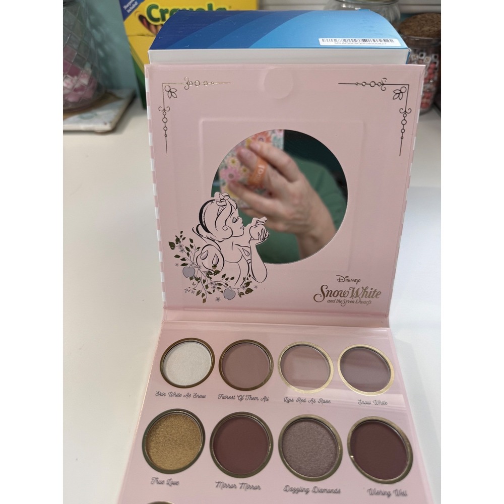 Disney Snow White Eyeshadow Palette Taste Beauty 12 Shades Mirror NIB - Picture 2 of 7